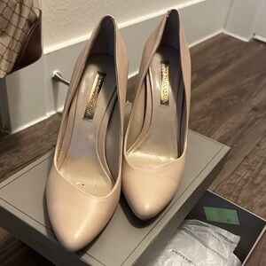 BCBG MAXAZRIA tan heels with gold stiletto